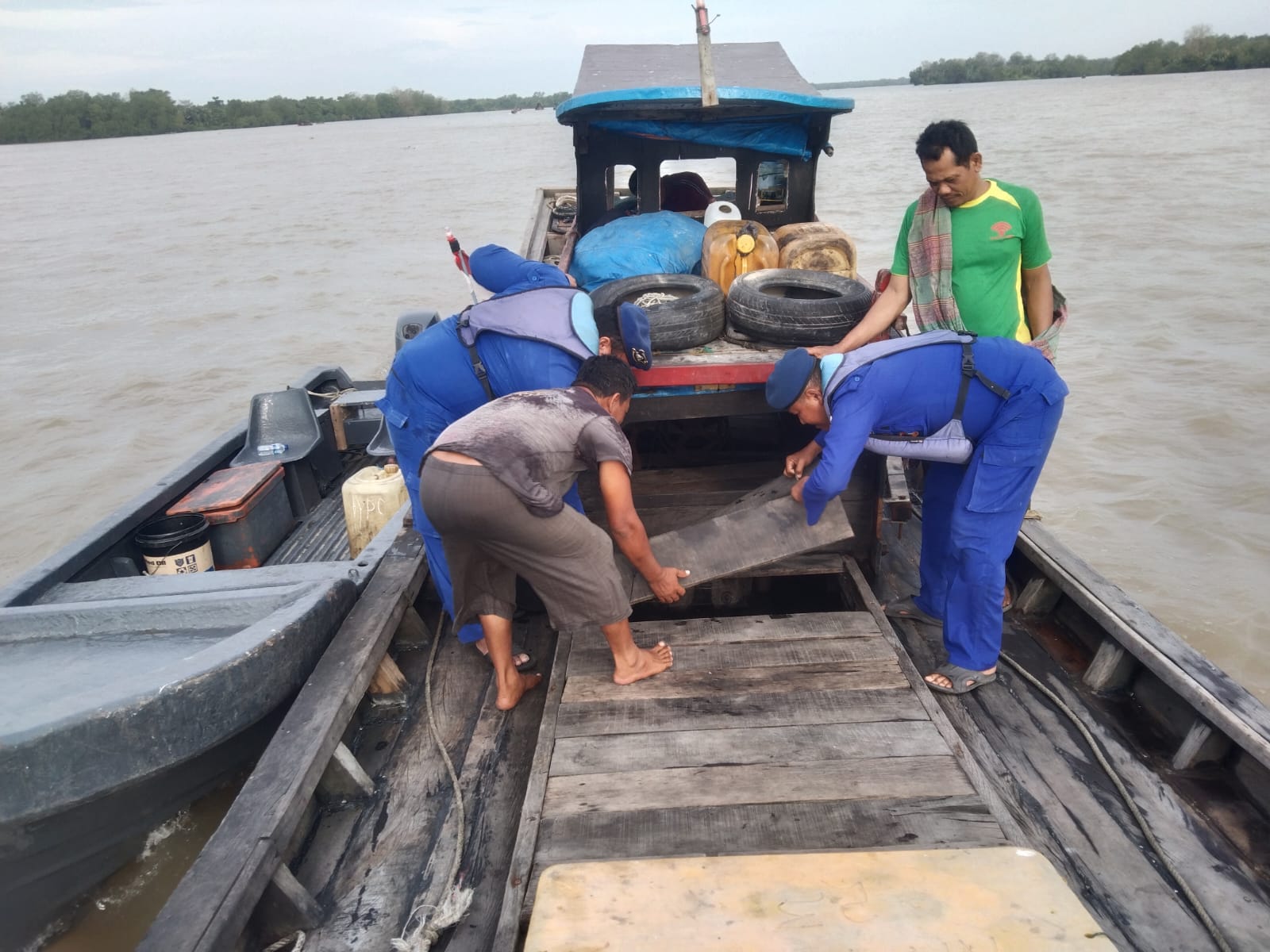 Cegah Barang Penyelundupan, Personel Patroli Perairan Sat Pol Airud Polres Tanjung Balai Periksa Kapal Tanpa Nama