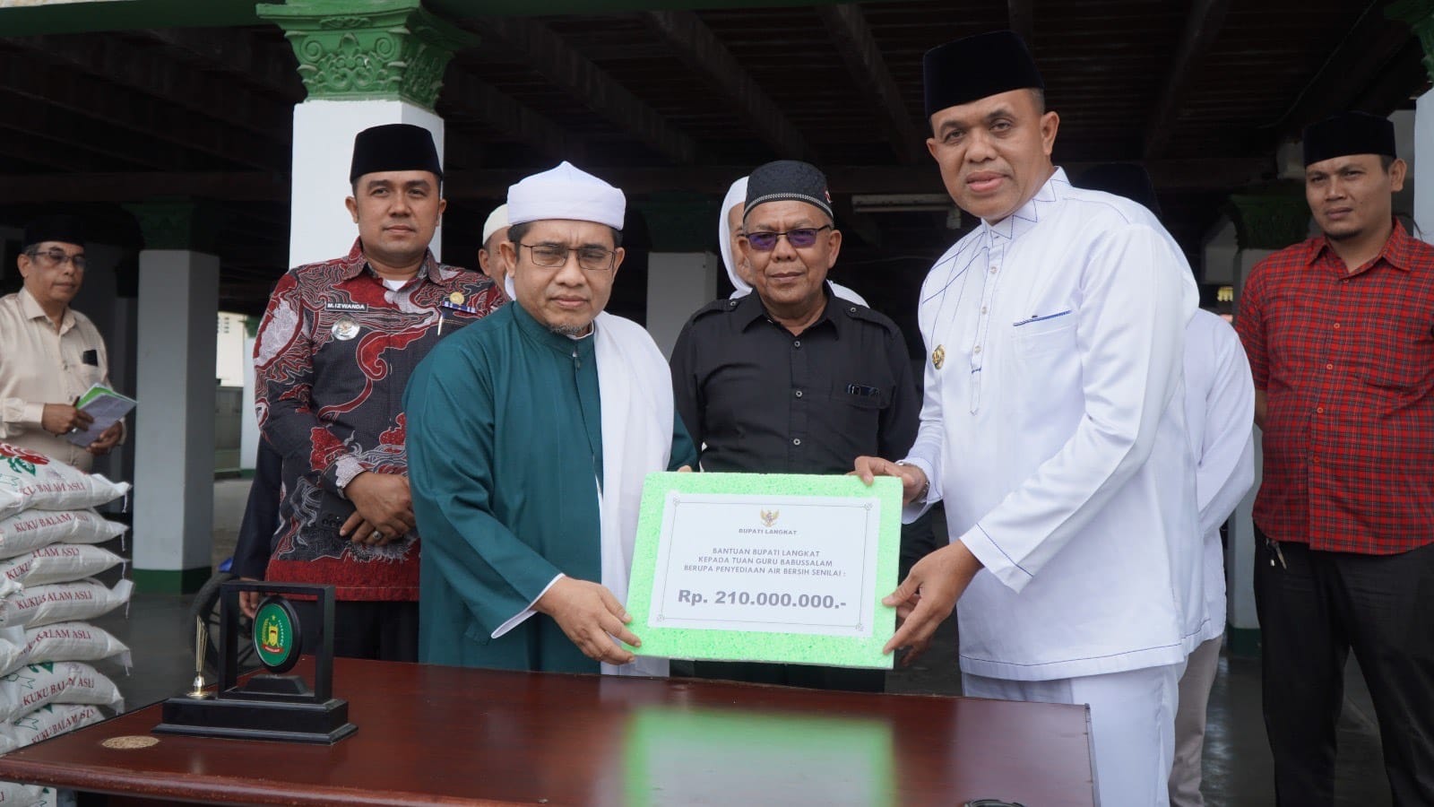 Jelang Haul ke-101 Tuan Guru Babussalam, Pj Bupati Langkat Serahkan Bantuan Untuk Jamaah