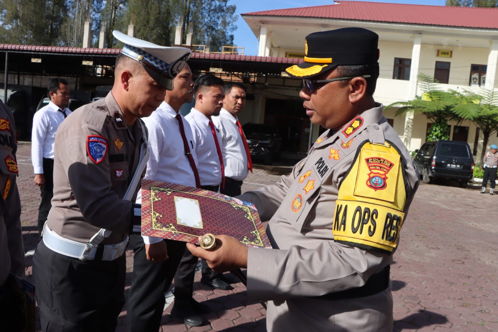 Kapolres Tanah Karo Berikan Penghargaan Kepada Personel Berprestasi