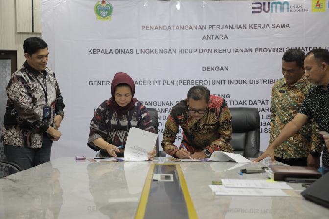 Penandatanganan Perjanjian Kerjasama oleh GM PLN UID Sumut, Agus Kuswardoyo dan Kadis LHK Prov. Sumut, Ir. Yuliani Siregar di Ruang Rapat Dinas Lingkungan Hidup Provinsi Sumatera Utara.