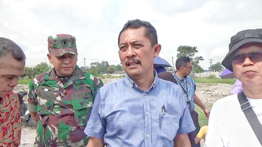 Kuasa Hukum Tergugat 1 dan 2, Mangara Manurung SH MH (kemeja biru) usai Sidang Lapangan untuk perkara sengketa tanah di Lahan 65, Jalan Haji Anif, Desa Sampali, Kecamatan Percut Sei Tuan, Kabupaten Deli Serdang , Jumat (15/11/2024).