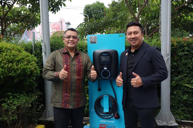 Manager UP3 Medan, Gebyar Pandito (kanan) bersama General Manager Hotel Grand Mercure Medan, Rachmat Suwandi (kiri) berfoto bersama usai melakukan pemasangan Barcode pertanda SPKLU telah terdaftar pada aplikasi PLN Mobile.