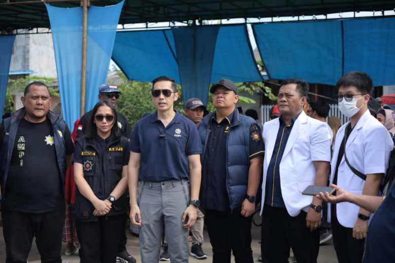 Ketua DPD AMPI Sumut Dr dr David Luther Lubis SPOG (K) (dua dari kanan) didampingi Ketua DPD AMPI Kota Medan M Rizki Nugraha SE saat menghadiri kegiatan baksos dan pemeriksaan kesehatan gratis di Kampung Nelayan Jalan Chaidir, Kelurahan Nelayan Indah, Kecamatan Medan Labuhan, Sabtu (14/12/2024).