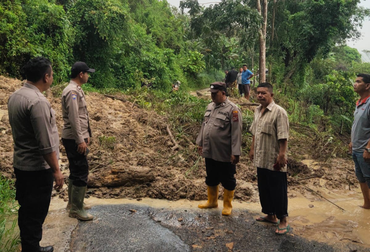 Polres Tanah Karo Tanggap Bencana Atasi Longsor di Desa Mbetung