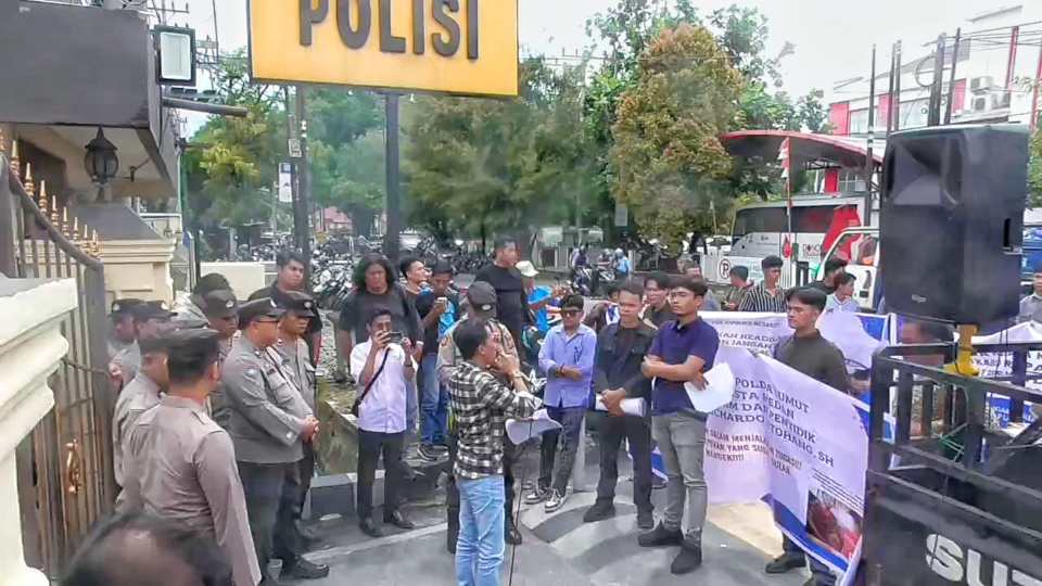 Laporan Erwin 7 Bulan Mandek, Mahasiswa Demo Polrestabes Medan dan Poldasu: Copot Penyidik RS!