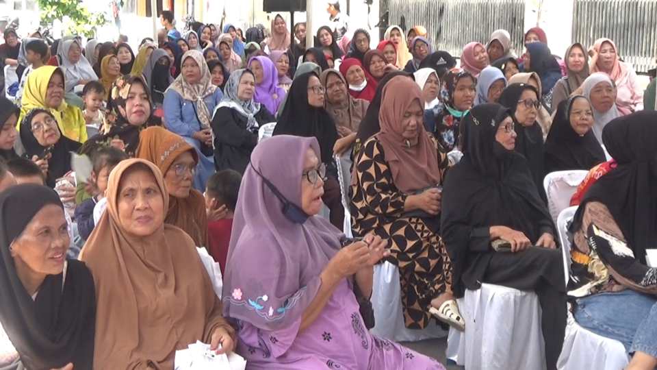 Ratusan warga yang kebanyakan ibu-ibu saat hadiri Reses Wakil Ketua DPRD Medan Zulkarnaen SKM di Jl Pimpinan, Medan Perjuangan, Sabtu (7/12/2024).