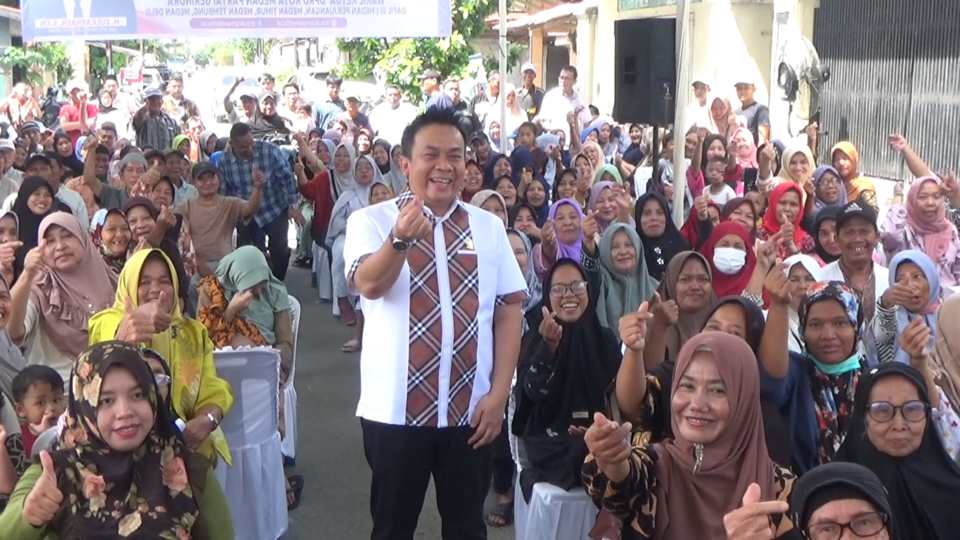Wakil Ketua DPRD Medan Zulkarnaen SKM bersama warga saat Reses di Jl Pimpinan, Medan Perjuangan, Sabtu (7/12/2024).