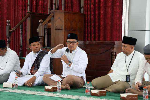 General Manager PLN UID Sumatera Utara, Agus Kuswardoyo (tengah) saat menyampaikan sambutannya diantara ketua YBM PLN UID Sumut, Efi Ziarman (kanan) dan Ustad Irwanto Al Rasyid, S.Hi,.M.Hi (kiri).