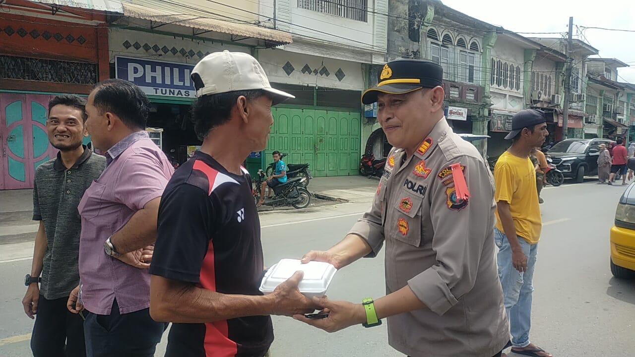 Jumat Berkah,Polsek Tanjung Pura Salurkan Bantuan Nasi Kotak Kepada Penarik Becak & Pengulung