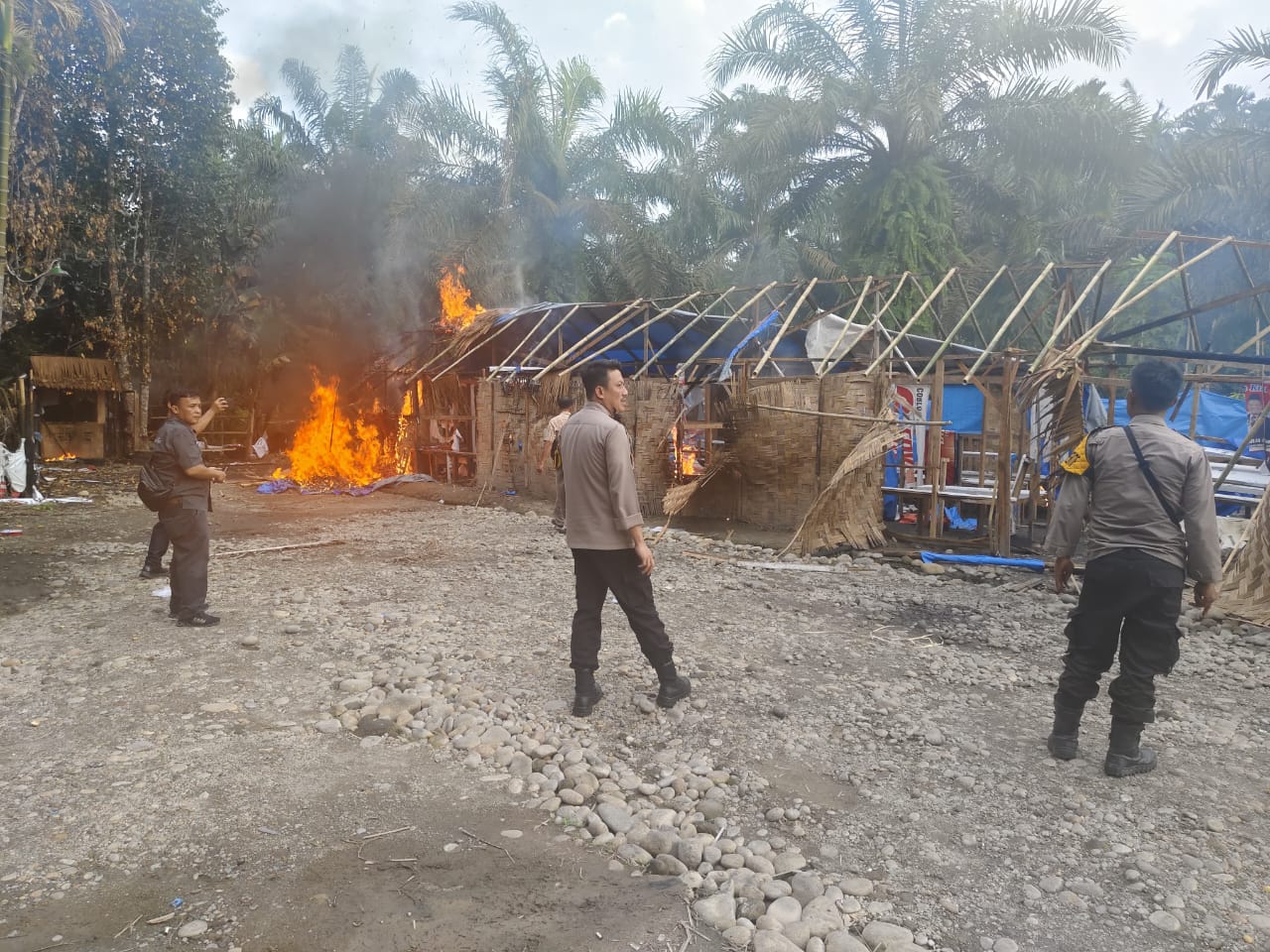 Tim Gabungan TNI-Polri Hancurkan Barak Narkoba Pondok Kloneng