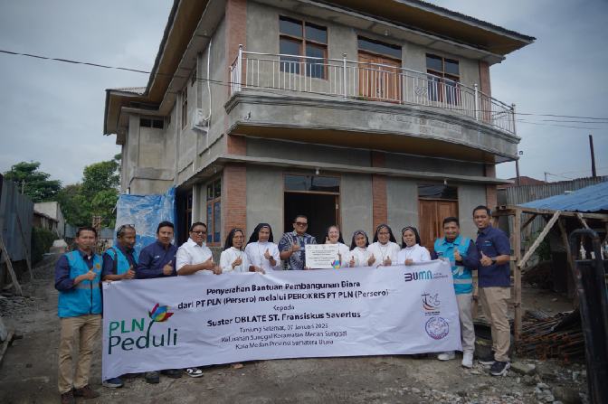 Foto bersama PLN UID Sumatera Utara dengan Suster Oblate St. Fransiskus Saverius. PLN berkomitmen untuk hadir dalam upaya meningkatkan fasilitas ibadah, mempererat hubungan dengan masyarakat, serta menumbuhkan semangat kebersamaan, Senin (7/1/2025).