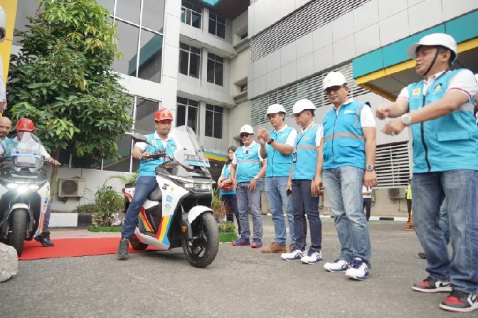 Team Leader K3L dan Keamanan UP3 Medan Utara saat mencoba Kendaraan Patroli Keamanan (Safety Patrol) disaksikan oleh General Manager dan Jajaran Manajemen PLN UID Sumatera Utara.