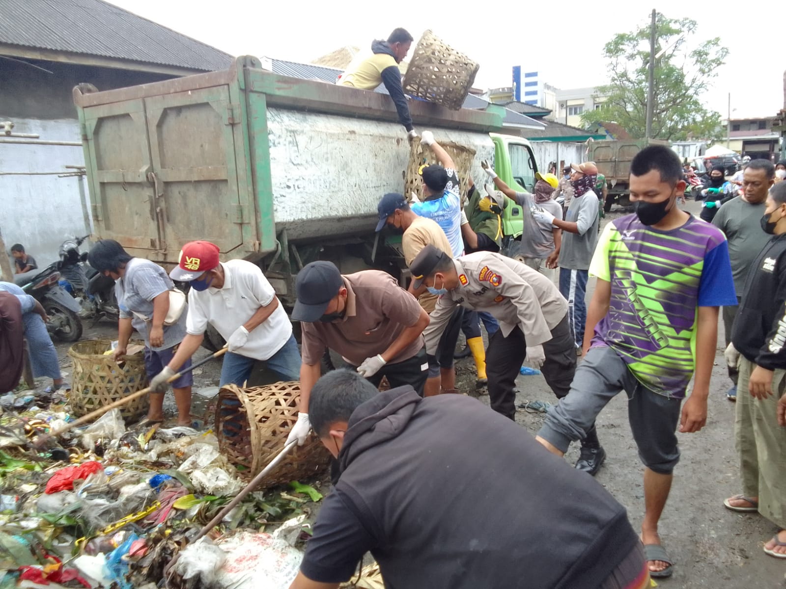 Semangat Gotong-Royong, Polsek Pangkalan Susu dan Masyarakat Bersihkan Sampah