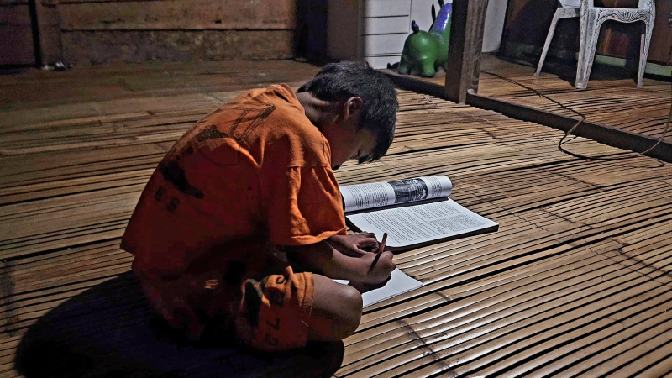 Seorang anak dari Desa Ilan Batu Uru, Kecamatan Walenrang Barat, Kabupaten Luwu, Sulawesi Selatan kini bisa belajar di malam hari setelah listrik PLN mengalir 24 jam.