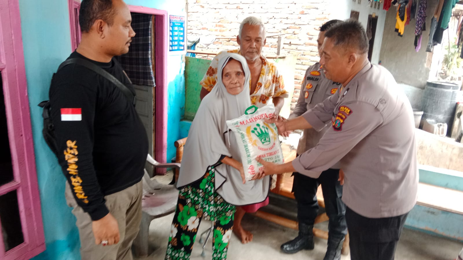 Polsek Teluk Nibung Polres Tanjung Balai Berbagi Kasi Kepada Warga