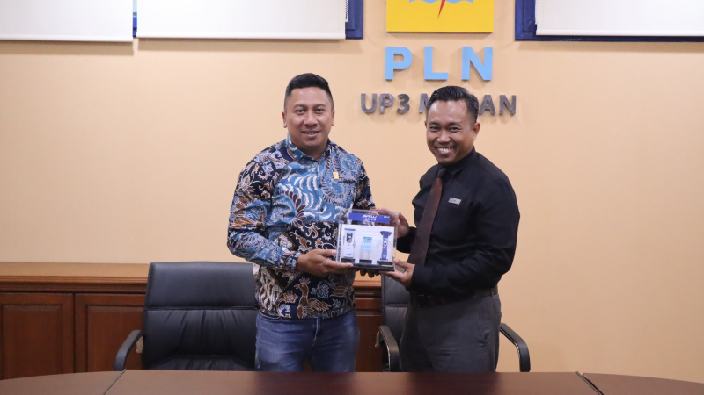 General Manager Hotel Harper Medan, Edi Suprayetno (kanan) saat menerima Plakat SPKLU dari Manager UP3 Medan, Gebyar Pandito (kiri) sebagai tanda dukungan kemajuan ekosistem kendaraan listrik.
