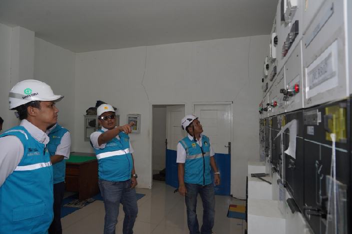 General Manager PLN UID Sumatera Utara, Agus Kuswardoyo (tengah) saat melakukan pengecekan kehandalan peralatan di Gardu Hubung bersama Senior Manager Distribusi, Hariadi Fitrianto, (kiri) dan Manager UP2D Sumut (kanan).