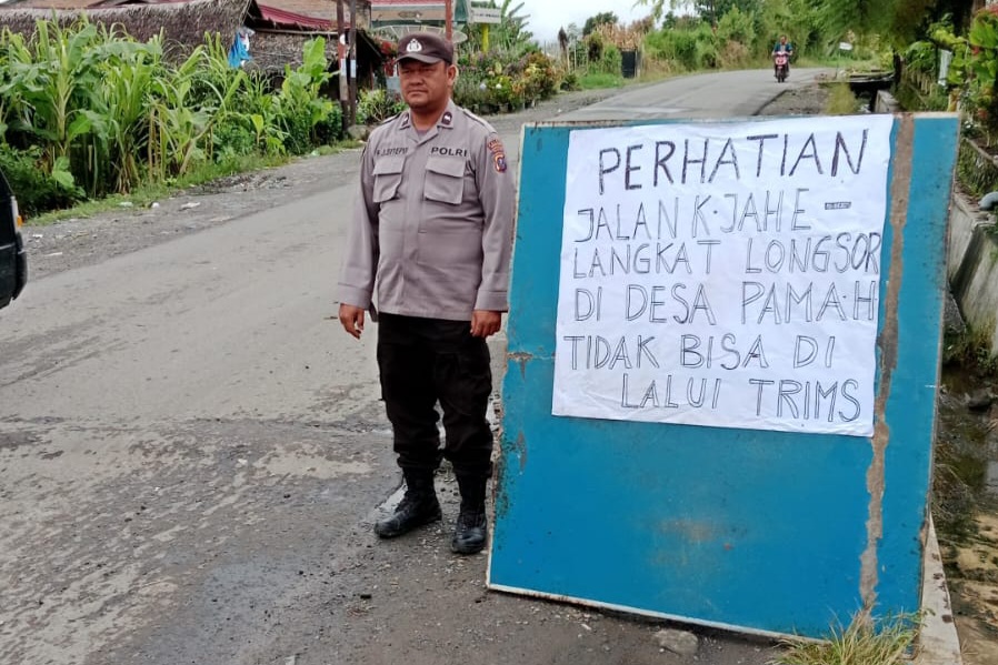 Longsor Di Pamah Simelir, Jalur Karo Langkat Tertutup,Polsek Simpang Langsung Gercep Beri Himbaun