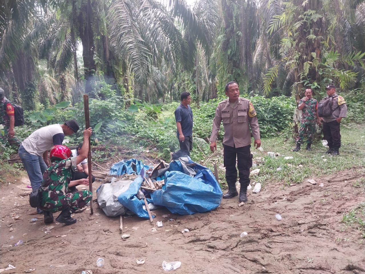 Polsek Padang Tualang Bersama Forkopimcam Gerebek Sarang Narkoba