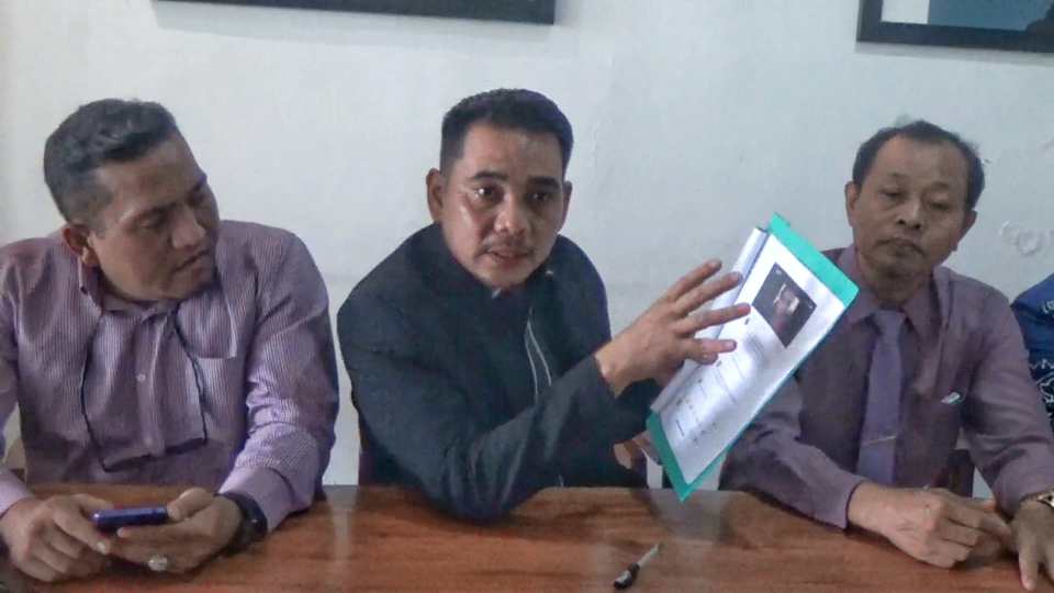 Wendy M Tanjung sebagai Ketua Tim Kuasa Hukum Ratu Thalisa bersama pengacara lainnya.