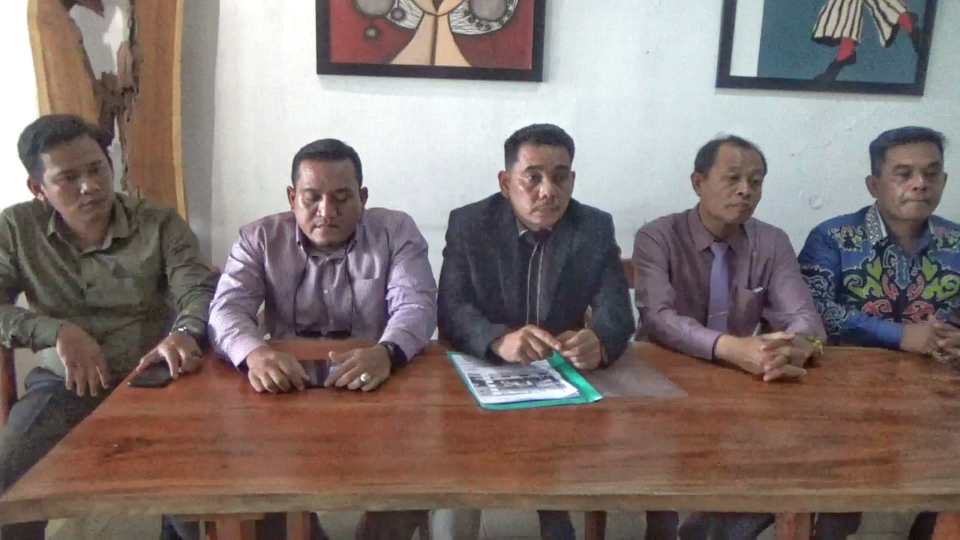 Tim Kuasa Hukum Ratu Thalisa, Wendy M Tanjung SH MH (tengah), M Faisal Ginting SH MHum, Faisal Arbo SH MH, Suyanto SH dan Erry Afrizal SH.