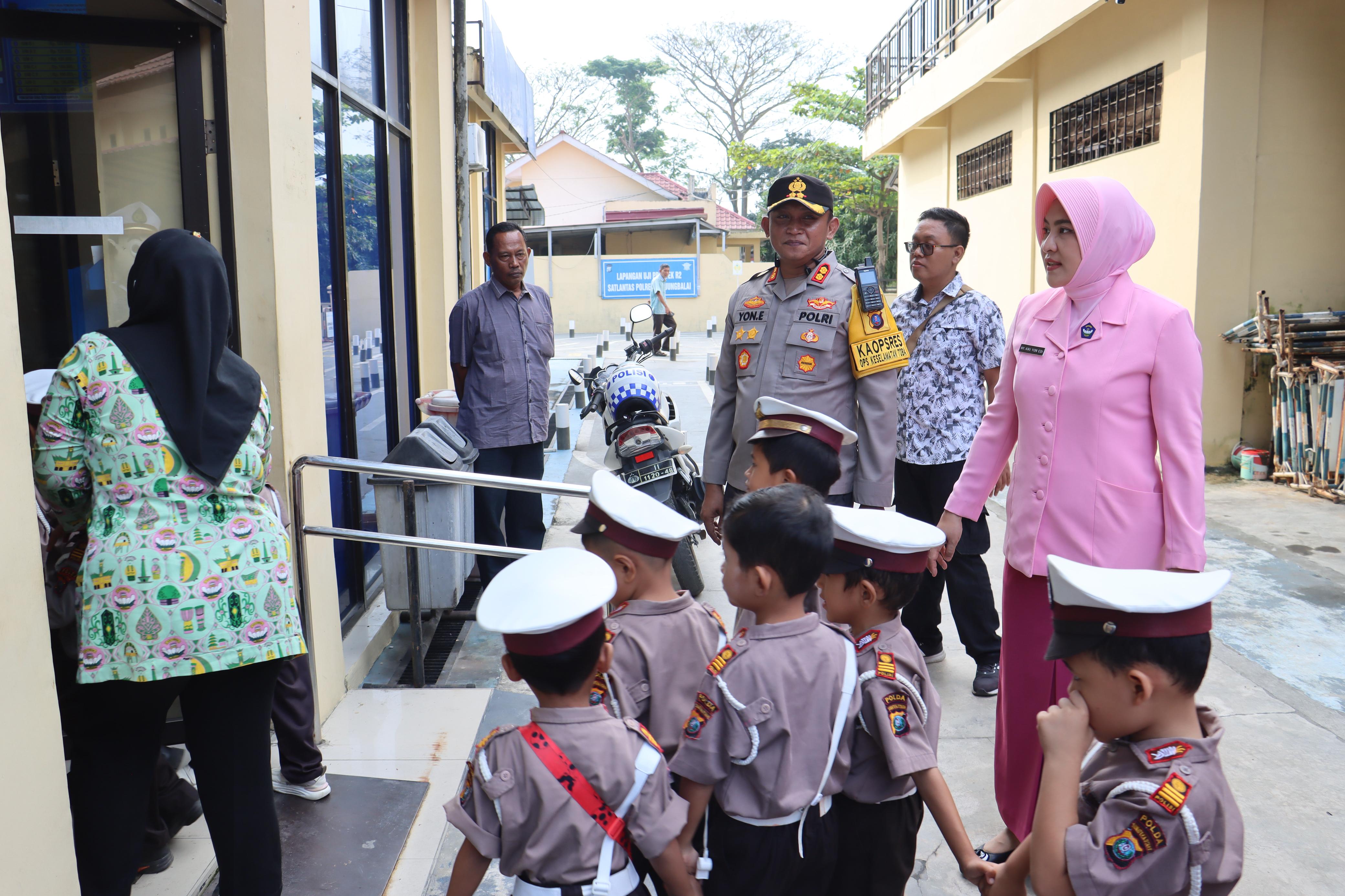 Polres Tanjung Balai Terima Kunjungan Anak TK Kemala Bayangkari Kenalkan Rambu Lalu Lintas Sejak Usia Dini