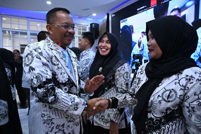 Kepala Dinas Komunikasi dan Infromatika Sumatera Utara (Sumut) Ilyas Sitorus sekaligus Pelaksana harian (Plh) Ketua Persatuan Guru Republik Indonesia (PGRI) Sumut, pada acara pelantikan dan pengukuhan Pengurus Perwakilan Yayasan Pembina Lembaga Pendidikan (YPLP) dan Asosiasi Profesi dan Keahlian Sejenis (APKS) PGRI Provinsi Sumut, di Aula Transparansi Dinas Kominfo Sumut, Selasa (25/2).