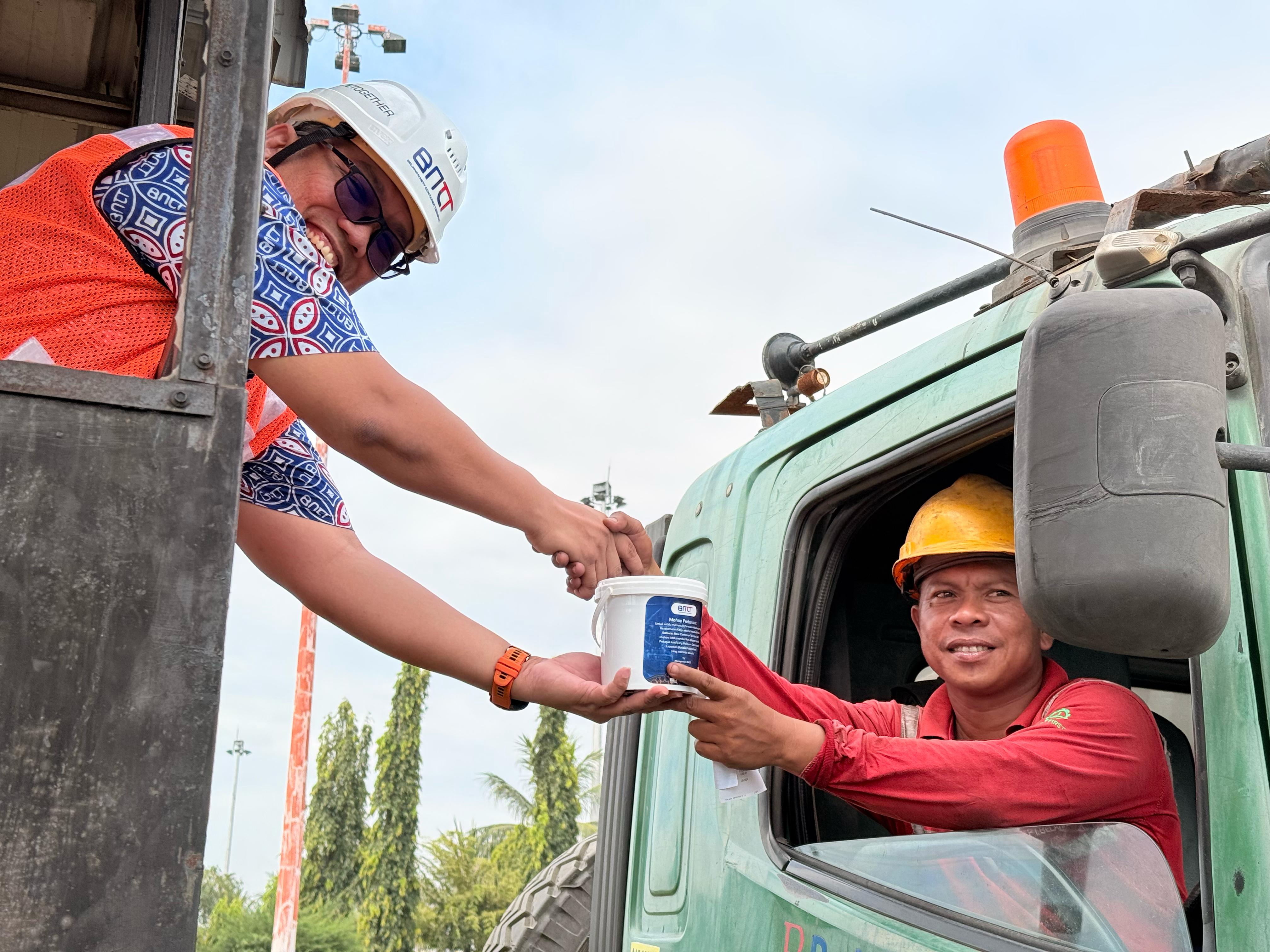 Sambut Ramadhan, BNCT Berbagi Kurma dengan Sopir Truk Sambil Tekankan Keselamatan Kerja