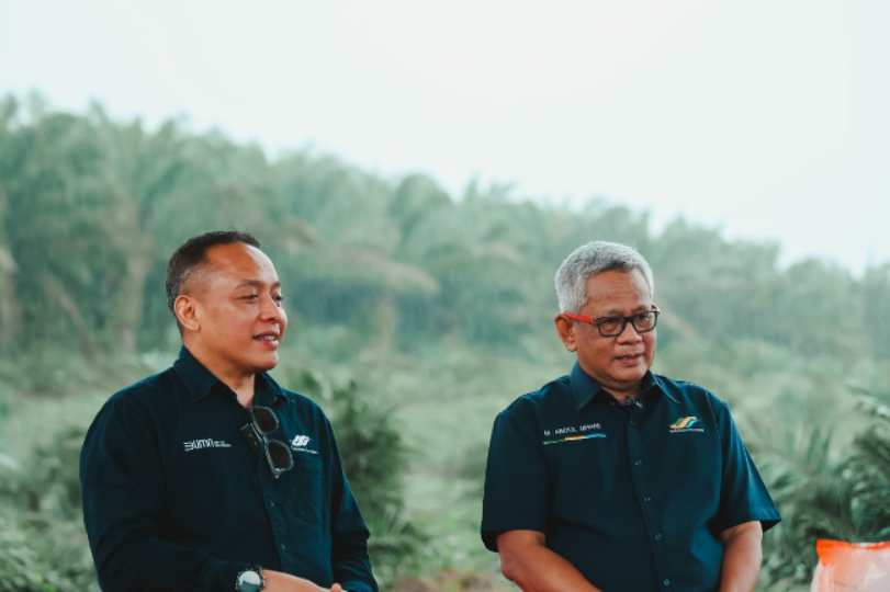 Direktur Utama Holding Perkebunan PTPN III (Persero) Mohammad Abdul Ghani dan Dirut PTPN IV PalmCo Jatmiko Santosa di areal PSR mitra binaan PalmCo. PTPN grup melalui PalmCo mengakselerasi upaya peremajaan sawit petani dengan menggesa Rekomtek. Total 13 ribu Ha rekomtek yang berhasil terbit di tahun 2024 lalu atau 106% terhadap rencana. Untuk 2025 ini, PalmCo menyasar 22 ribu Ha rekomtek bagi petani.