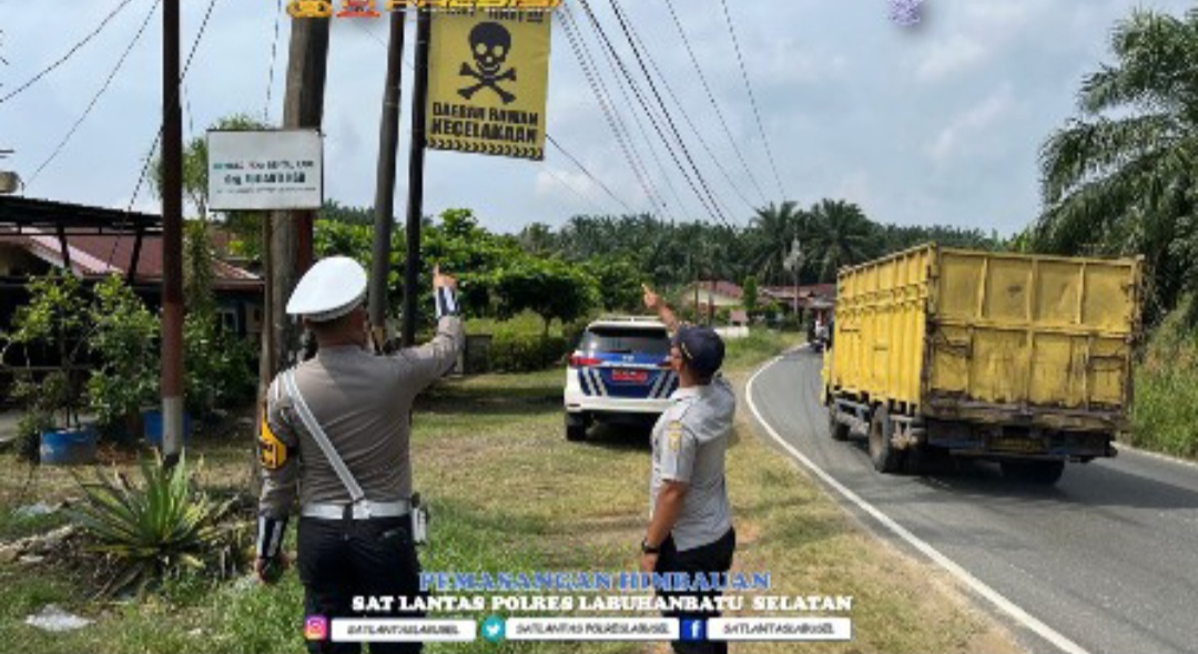 Minimalisir Laka Lantas Polres Labusel Pasang Imbauan dan Bagikan Brosur