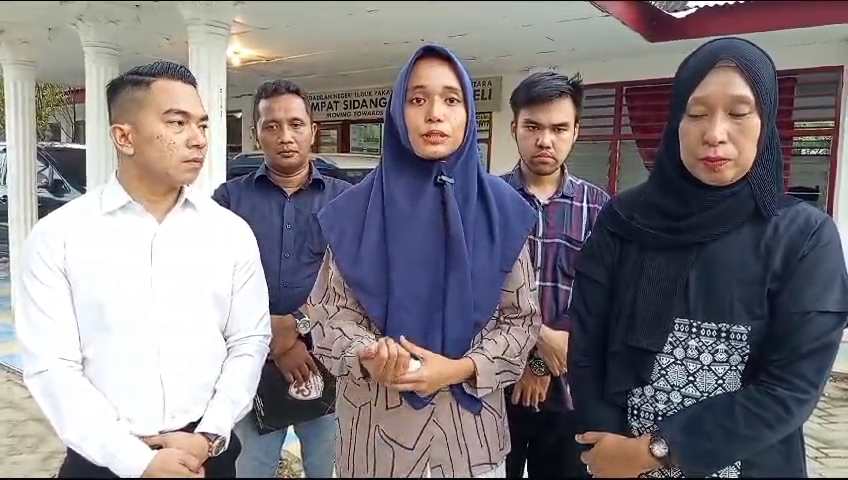 Korban KDRT, Aina Hafizah, bersama kuasa hukumnya Dr Yusuf Hanafi Pasaribu SH MH usai sidang di PN Lubuk Pakam.
