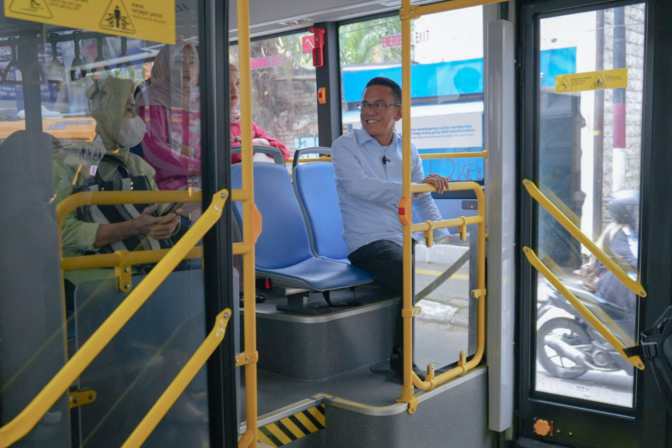 Wakil Wali Kota Medan Gunakan Bus Listrik Berangkat ke Kantor