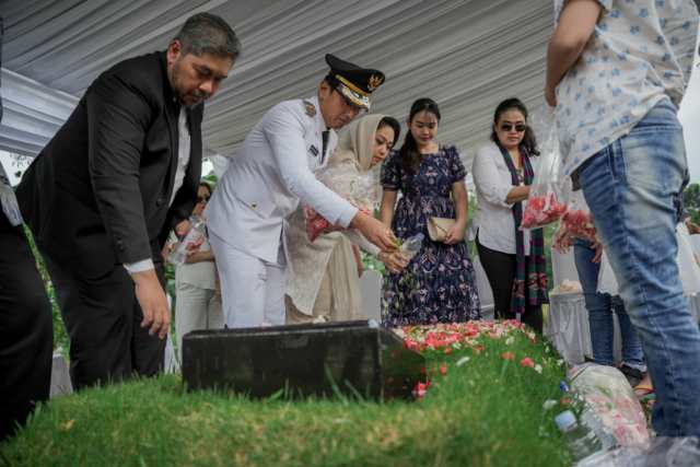 Usai Dilantik Sebagai Wali Kota, Rico Waas Ziarah Makam Sang Ayah
