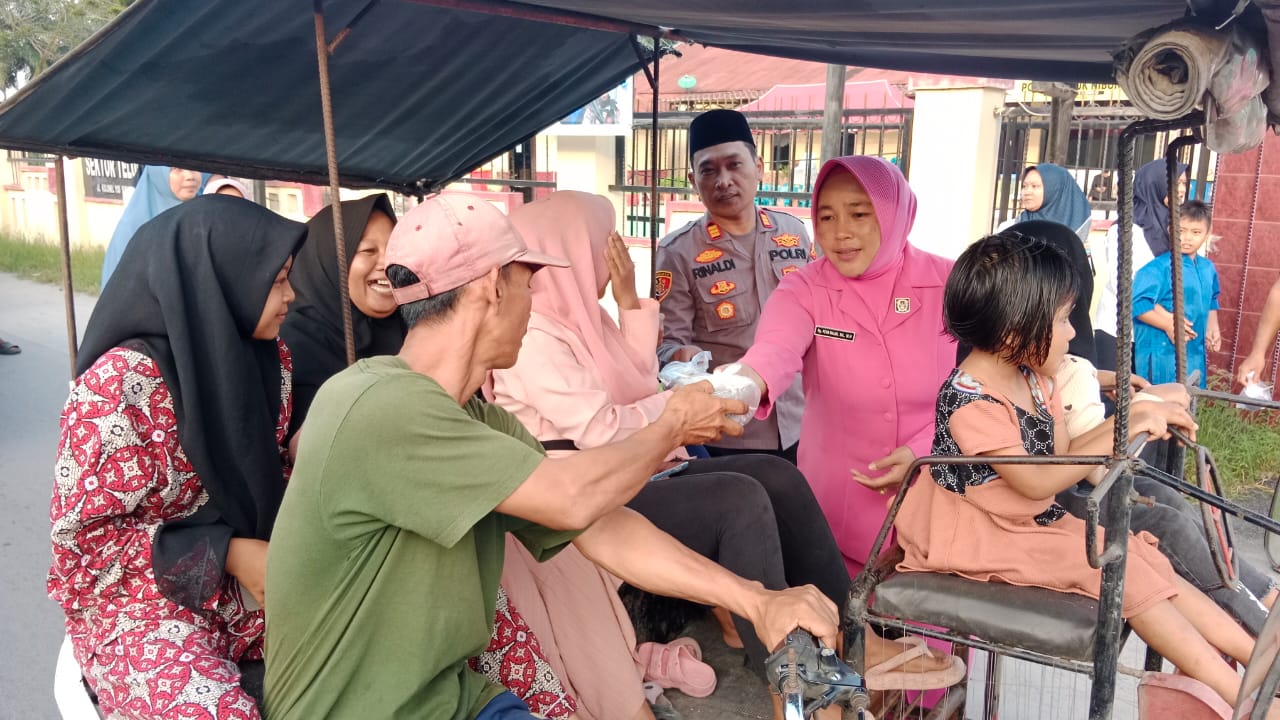 Berikan Takjil Sebanyak 250 Bungkus Polsek teluk nibung Beri Suport Kepada Masyarakat Berpuasa