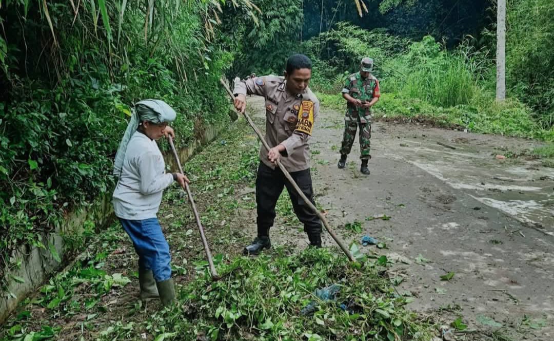 Bhabinkamtibmas Polsek Munte Sapa Warga Dan Gotong Royong di Desa Parimbalang