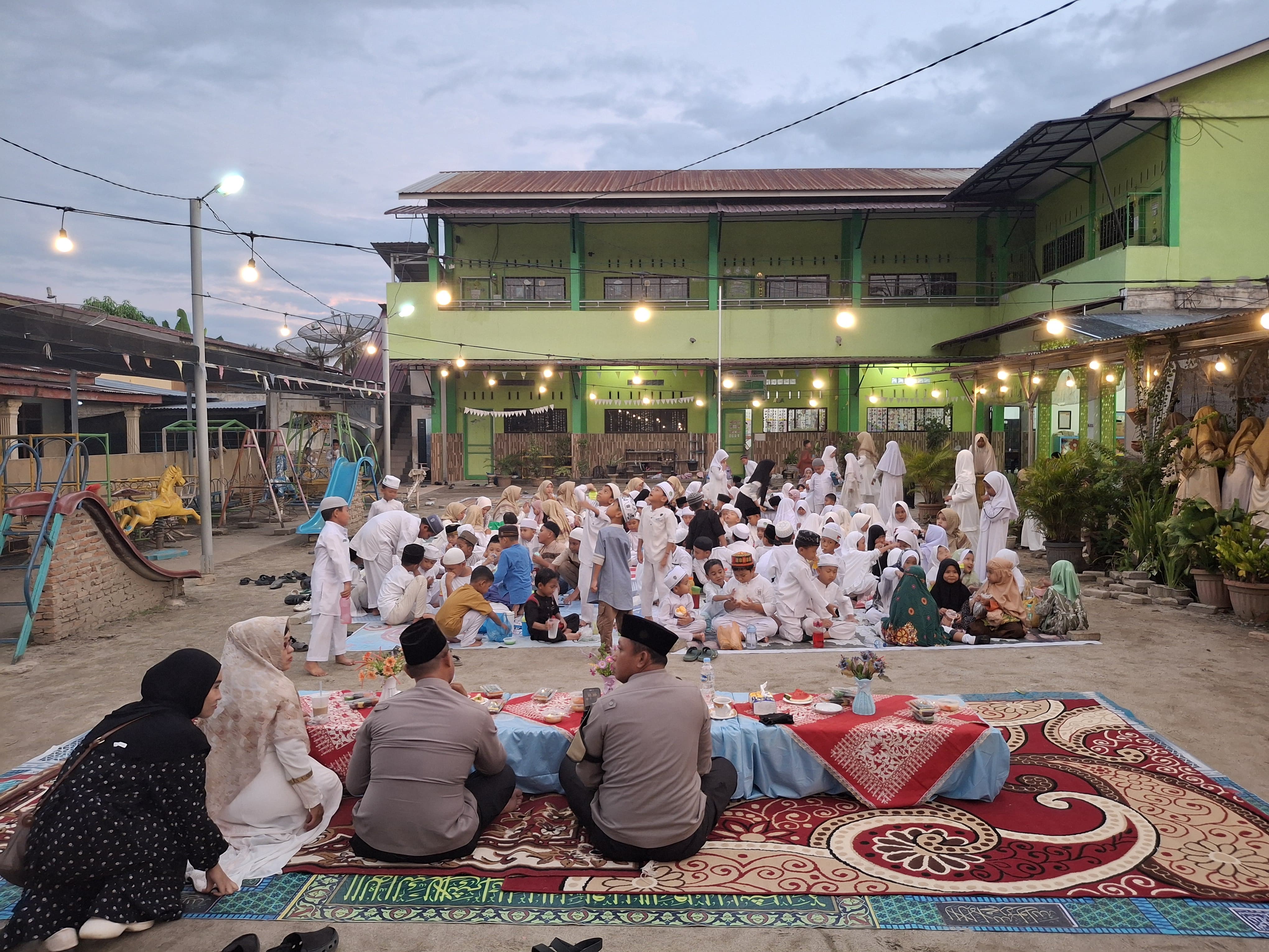Polres Tanjung Balai Berbagi Takjil dan Buka Bersama di Yayasan Pendidikan Fadhilatul Fajriyah