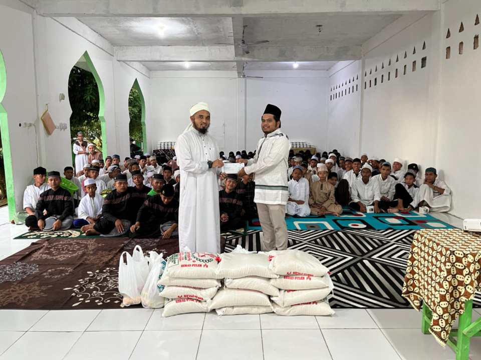 Ramadhan Penuh Berkah, PLN ULP Aek Nabara dan YBM Santuni 75 Anak Panti Asuhan Pondok Pesantren Raudhatul Ulu