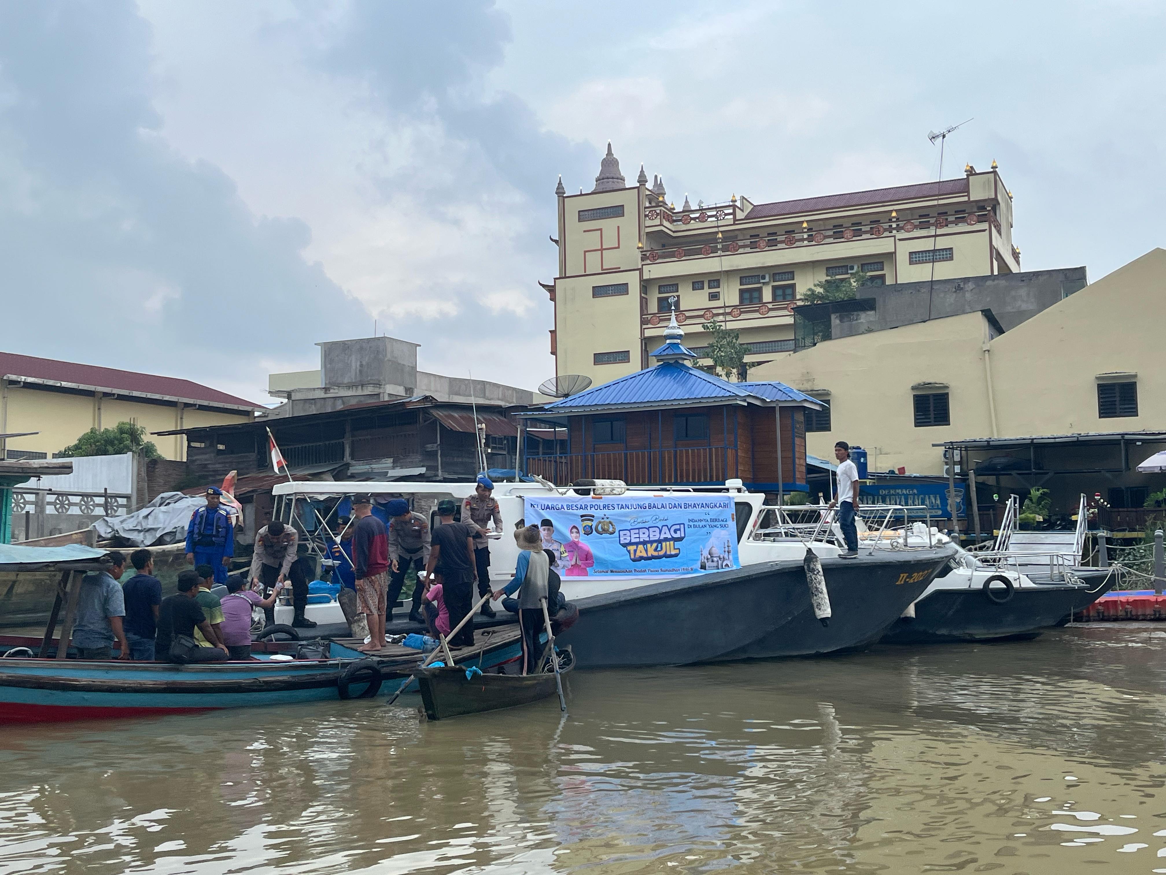 Polres Tanjung Balai Berbagi Takjil Gratis Kepada Masyarakat Nelayan di Perairan