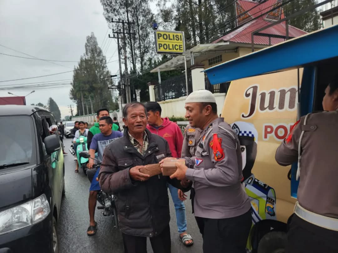 Sat Lantas Polres Tanah Karo Berbagi Takjil dan Edukasi Keselamatan Berlalu Lintas