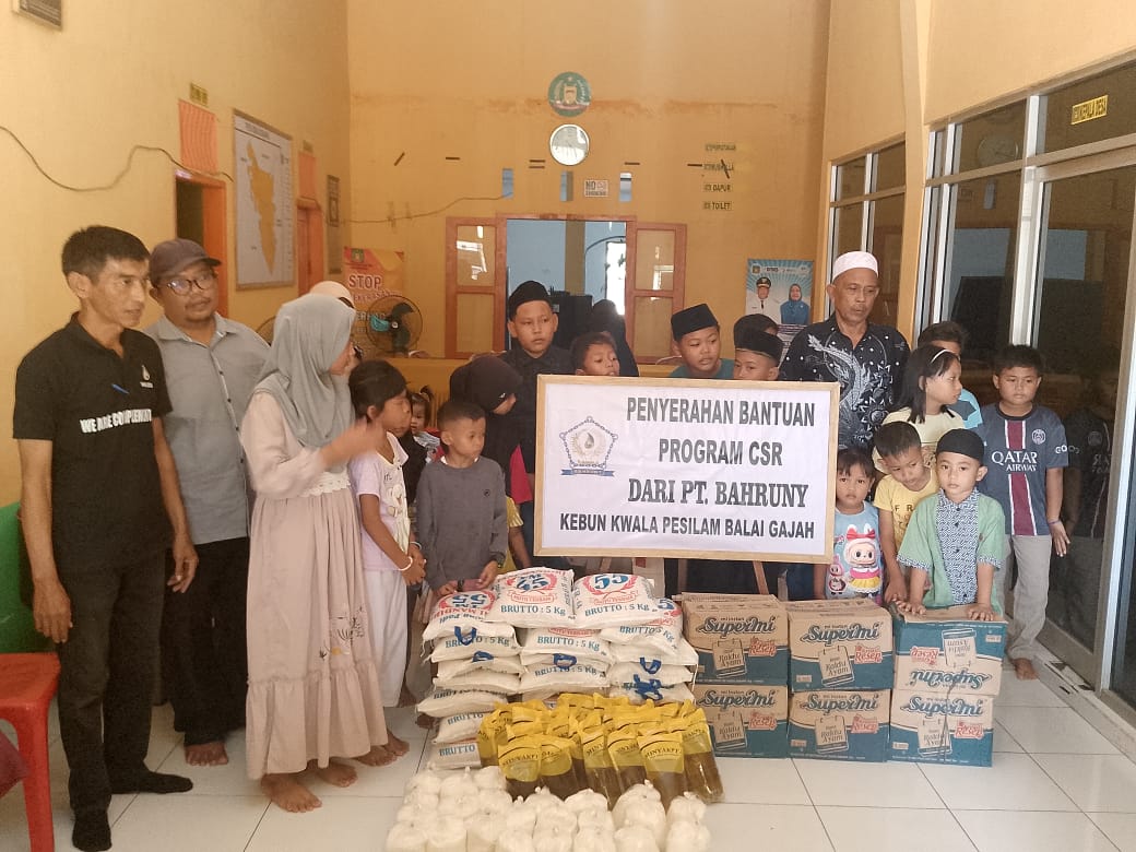 Kepala Desa Dogang Salurkan Bantuan Dari CSR PT Bahruny ke 23 Yatim Piatu