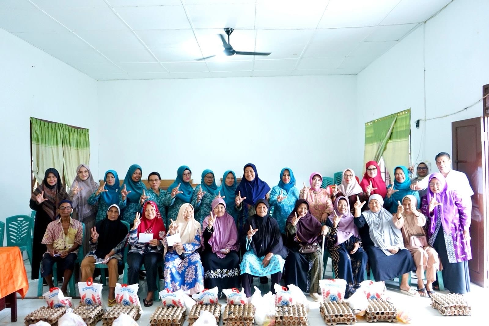 Ketua TP PKK Langkat Ny. Endang Kurniasih, kembali Salurkan Bantuan Sembako di Empat Kecamatan