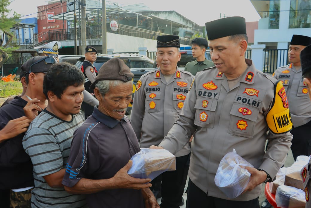 Polres Pelabuhan Belawan Bagikan Takjil Gratis, Warga Antusias