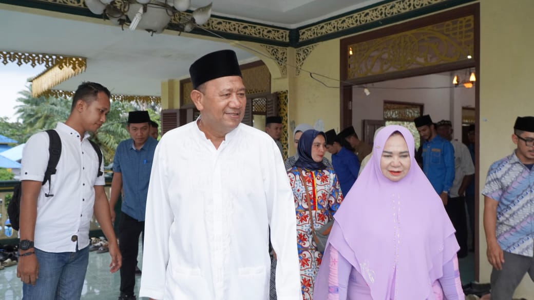 Bupati Langkat Syah Afandin dan Wabup Tiorita Berbagi Kebahagiaan Dengan Anak Yatim di Stabat