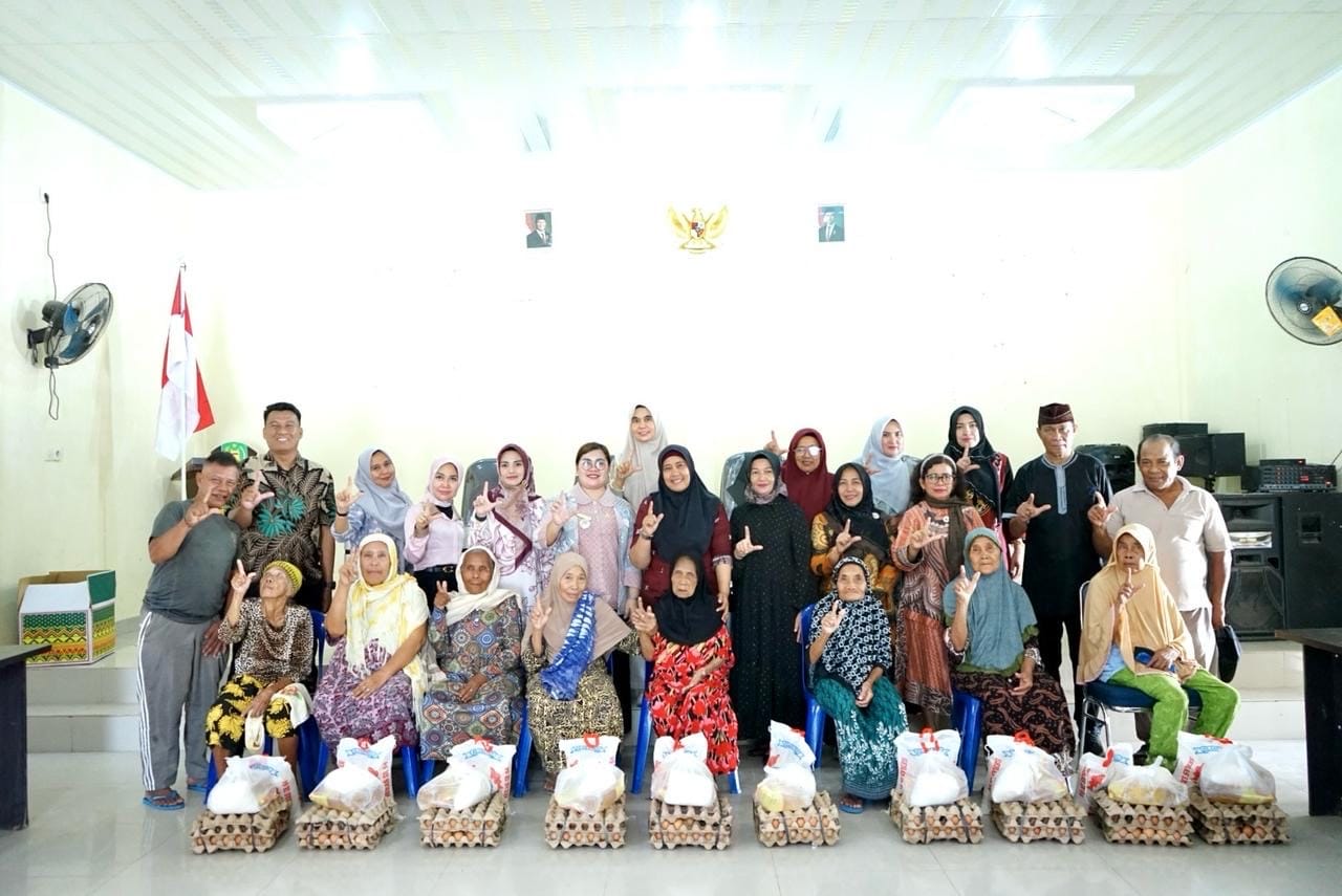 Ketua TP PKK Langkat Ny. Endang Kurniasih Tuntaskan Safari Ramadan, 120 Paket Sembako Disalurkan