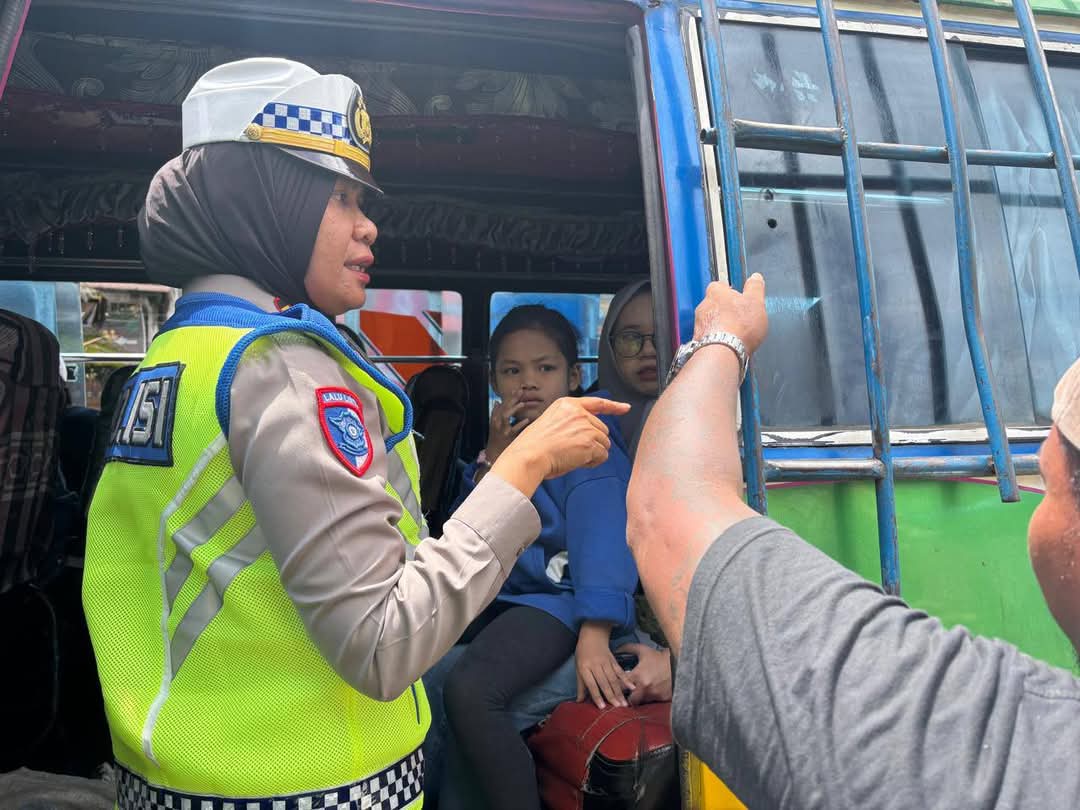 Kasat Lantas Polres Tanah Karo Tindak Tegas Supir Angkutan Antar Kabupaten Yang Angkut Penumpang di Atap