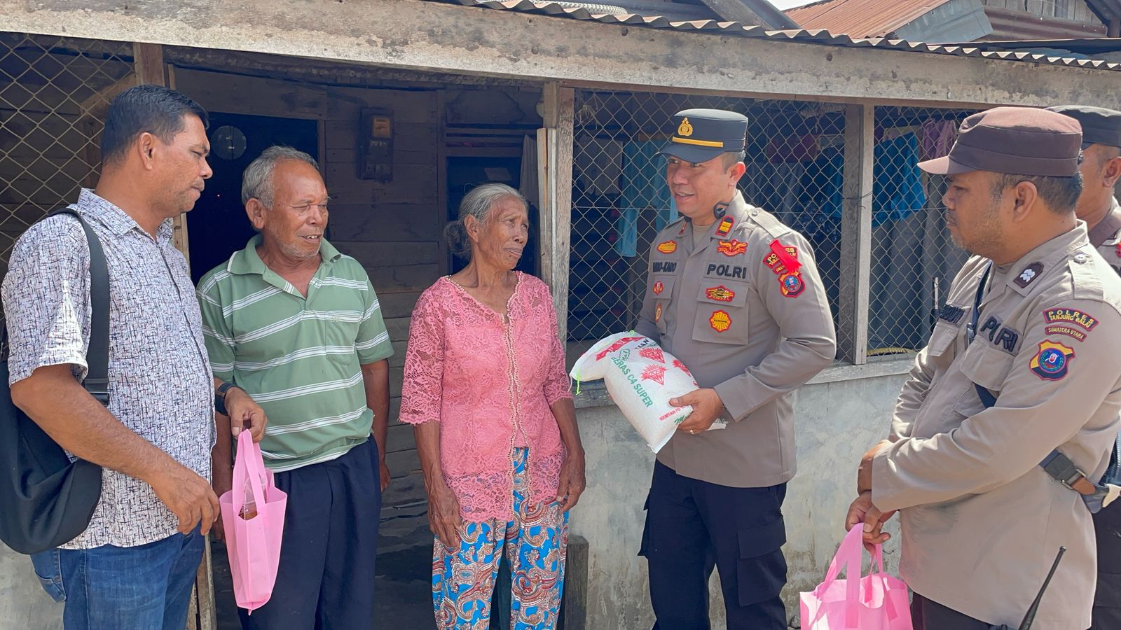 Polres Tanjung Balai Laksanakan Minggu Kasih Berbagi Berkah Kepada Warga