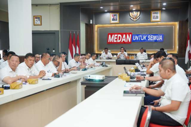 Wali Kota Medan, Rico Waas saat memimpin Rapat PAD Kota Medan di Kantor Badan Pendapatan Daerah (Bapenda) Kota Medan, Rabu (9/4/2025).