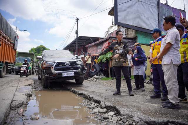 Wali Kota Medan Rico Tri Putra Bayu Waas meninjau Jalan Kol Yos Sudarso, tepatnya simpang KIM (Kawasan Industri Medan), yang rusak, Kamis (10/4/2025).