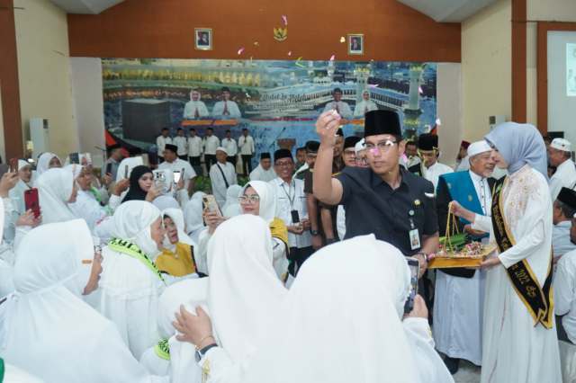 Tepung Tawari 2.635 Calon Jamaah Haji, Rico Waas Titipkan Pesan Doakan Kota Medan