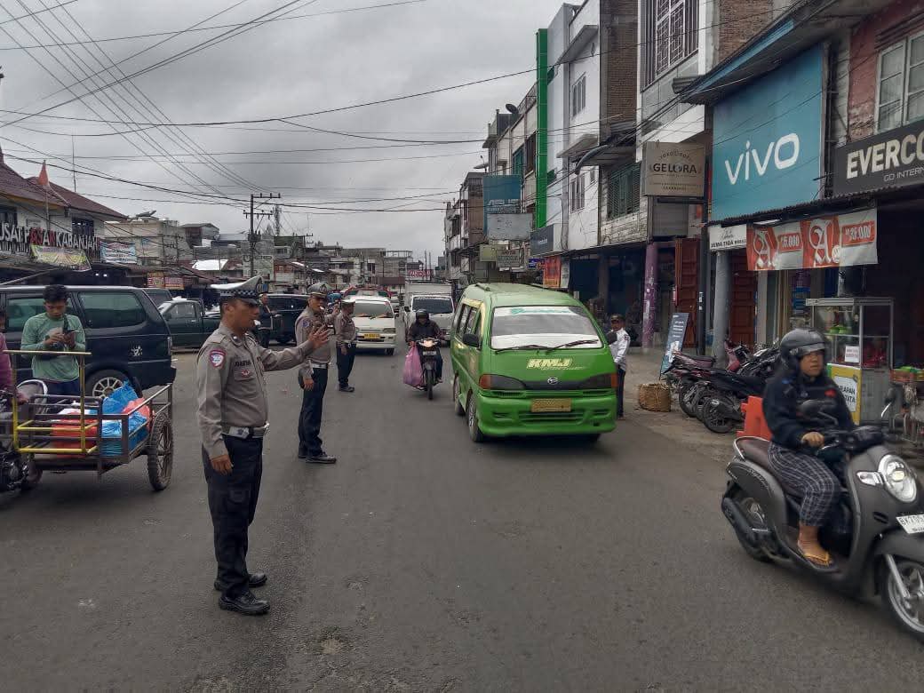 Sat Lantas Polres Tanah Karo Tertibkan dan Amankan Pusat Pasar Kabanjahe